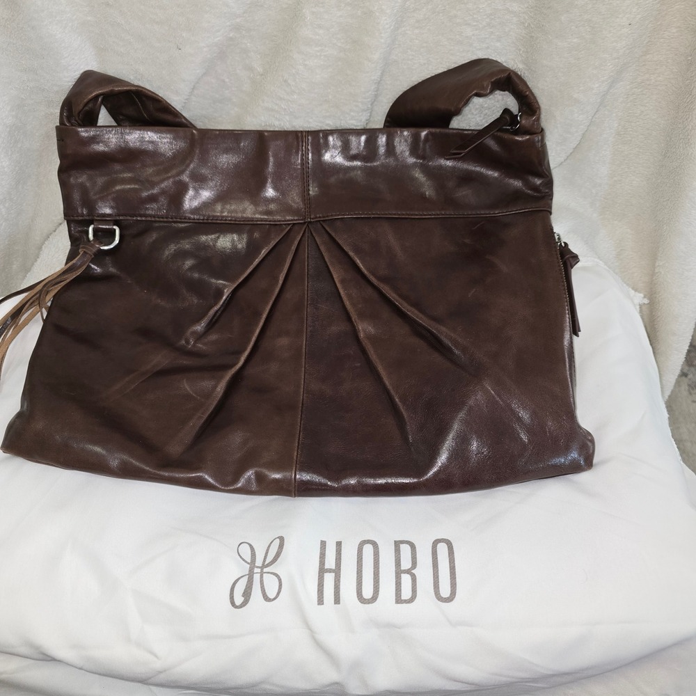 HOBO brand‎ leather envelope style shoulder bag in walnut